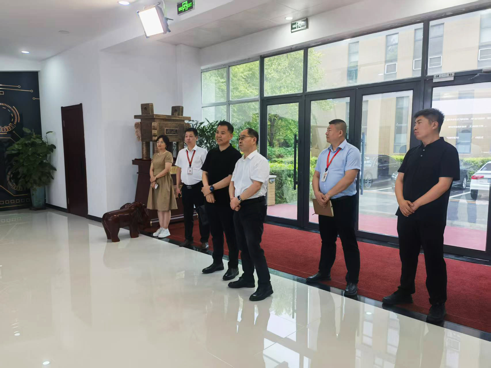 中國聯(lián)通長春分公司黨委書記、總經(jīng)理張宏光一行到吉林泰華集團調(diào)研交流